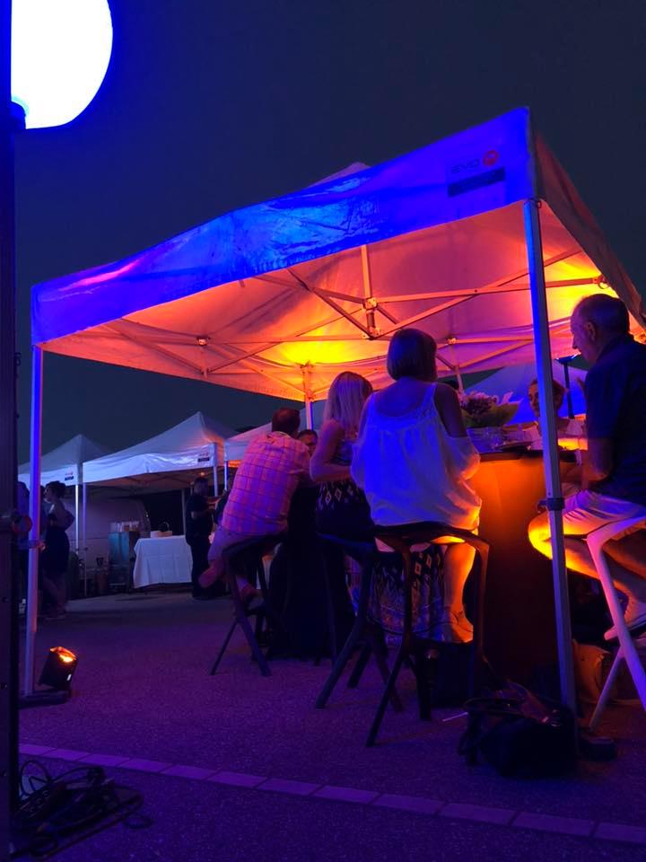 Mise en lumière de tentes sur un événement en extérieur